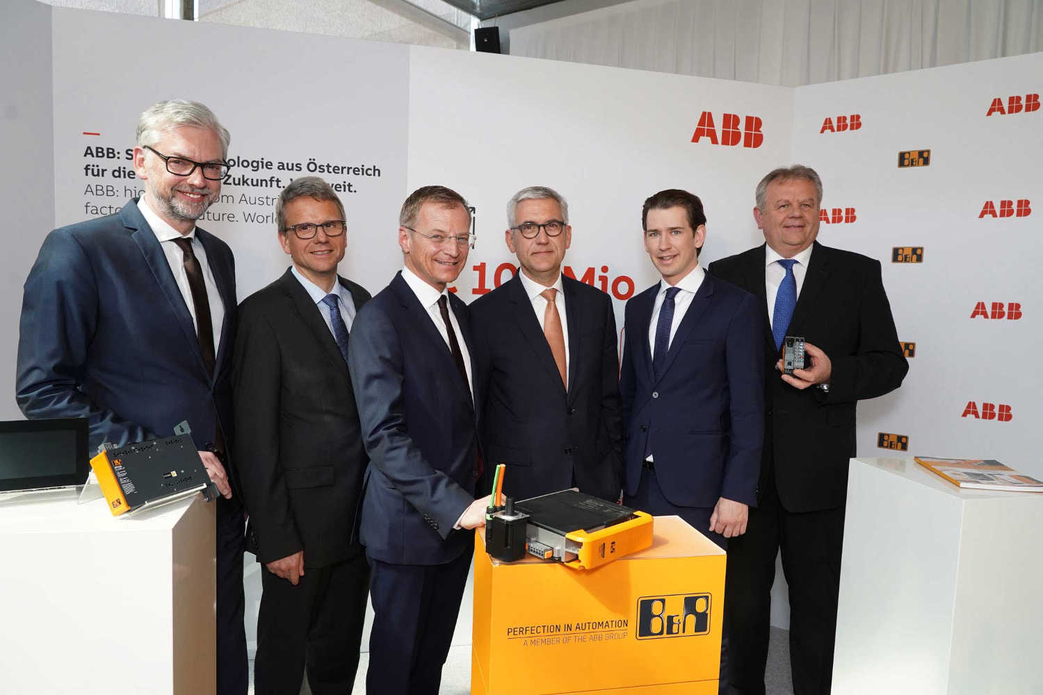 100 Millionen investiert ABB in den Standort Eggelsberg. Bei der Präsentation (v.l.n.r.): Michael Strugl (LH Stv.), Peter Terwiesch (ABB), Thomas Stelzer (LH OÖ), Ulrich Spiesshofer (ABB), Sebastian Kurz, Hans Wimmer (GF B&R)