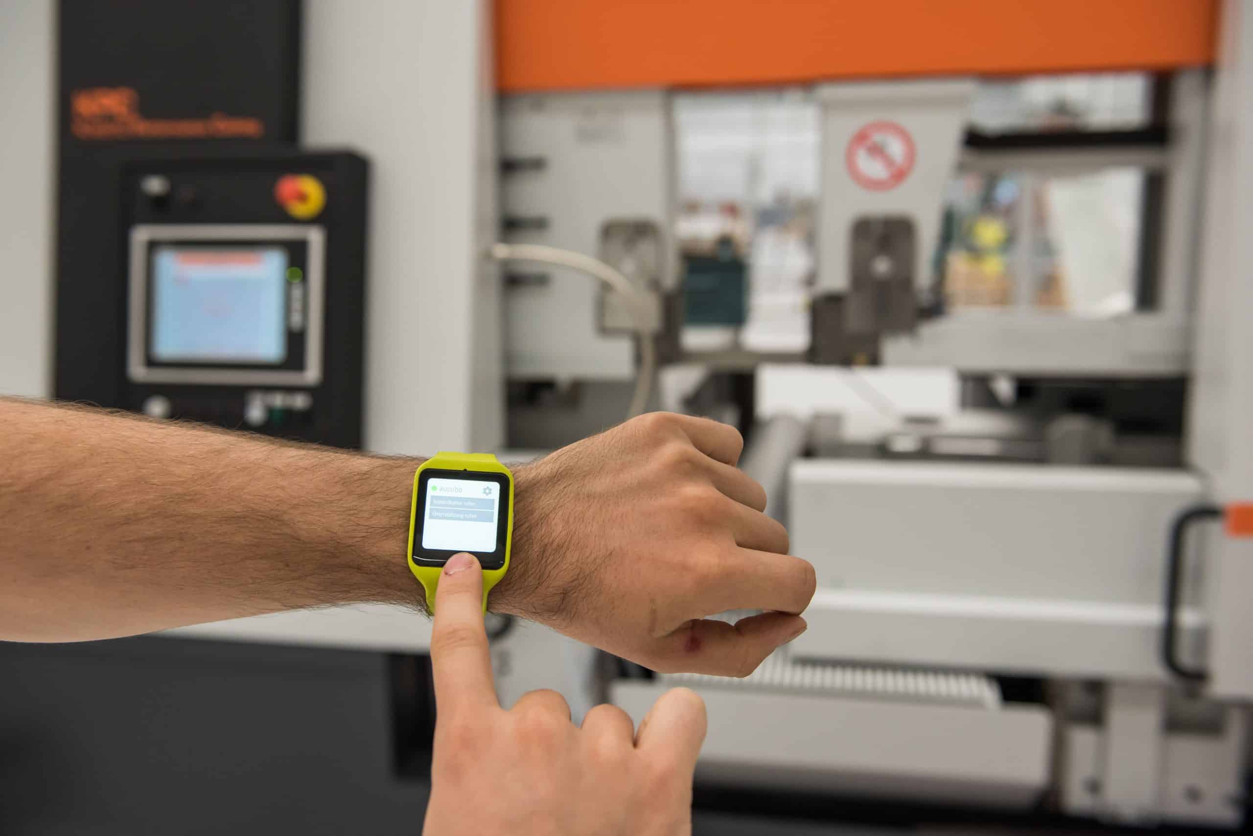 Dank der Lösung von aucobo können Produktionsmitarbeiter bei Festo mit Smartwatches flexibel Anpassungen vornehmen. | Bild: Universität Stuttgart, Max Kovalenko