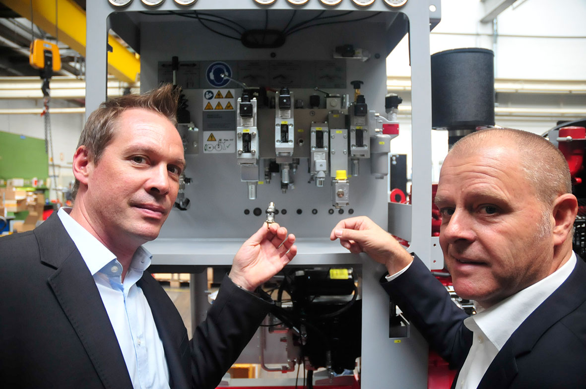 Gerhard Wimmer (li) zeigt Markus Degasperi den Einbauort des Trafag Drucktransmitter NAH 8254 beim Notantriebssystem. Bild: ©hzcomm