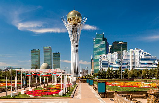 Der Bayterek Turm im kasachischen Astana ist das Wahrzeichen der Stadt und symbolisiert einen mythologischen Lebensbaum. Der wirtschaftliche Aufschwung des Landes ist hier ebenfalls zu spüren.