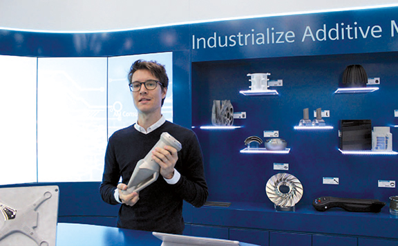 Nikolas Witter demonstriert Exponate des AMEC, anhand derer die Vielfältigkeit und Professionalität des Additive Manufacturing eindeutig hervorgehoben werden soll.