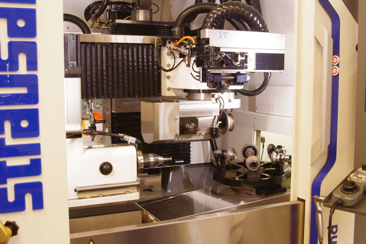 Die CNC-Schleifmaschine U-Grind von Strausak überzeugt mit einem großen Arbeitsraum bei kompaktem Aufbau 