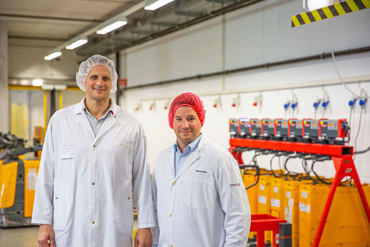 Zufriedene Projektpartner (v.l.): Daniel Lendi, Leiter Supply bei der JOWA AG, und Reto Baumgartner, Vertrieb Batterieladesysteme bei Fronius Perfect Charging.