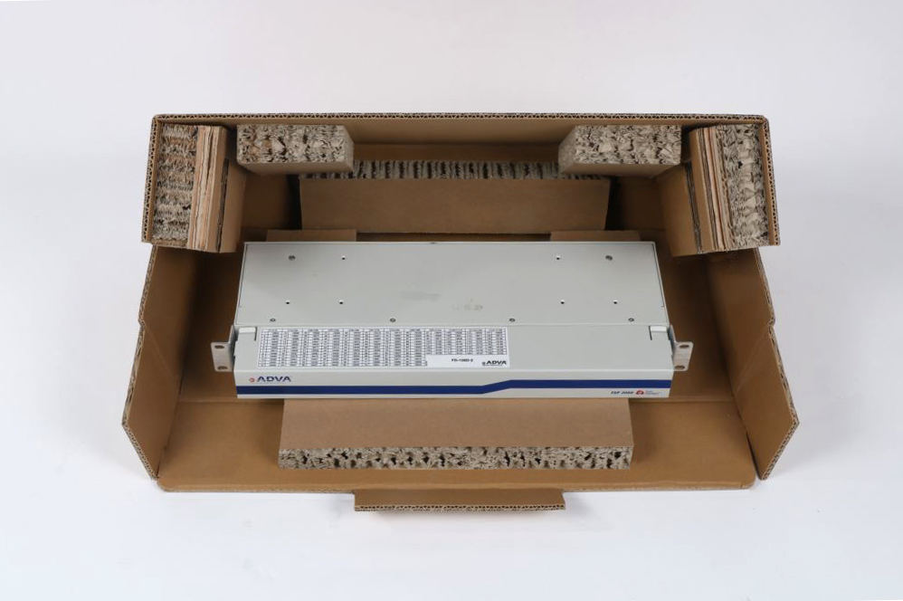 Rundum geschützt: Gerät durch Papp-Polster im zusammengefalteten Karton fixiert