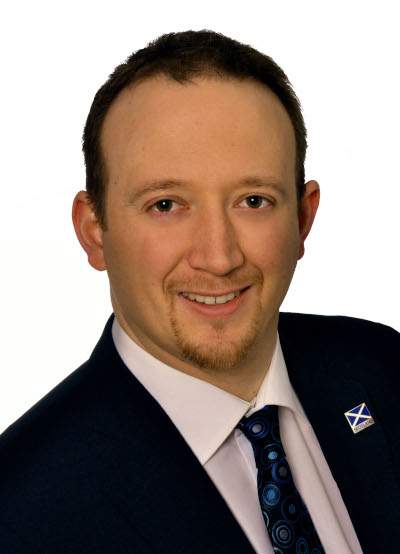 Stefan M. Büttner ist Direktor für Globale Strategie & Wirkung am Institut für Energie-Effizienz in der Produktion (EEP)