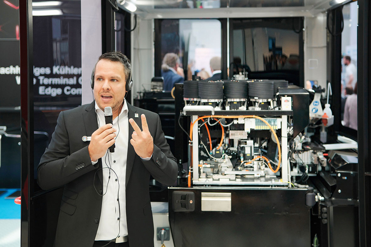 Auf der SMART Automation 2023 in Linz präsentierte Dominik Stocklasser, Produkt- und Branchenmanager bei Rittal Österreich, dem österreichischen Publikum erstmals den neuen „Wire Terminal WT C“.