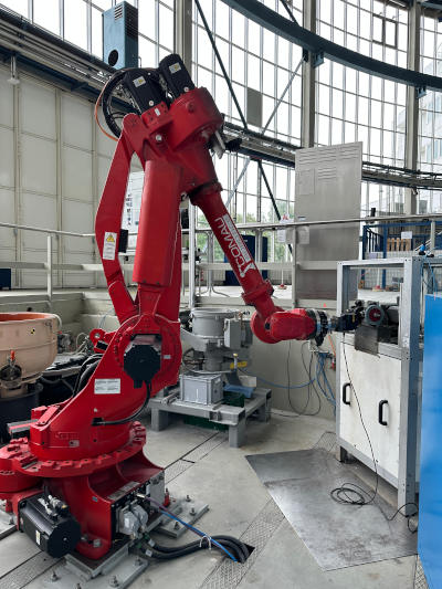 Roboterunterstützte Schleifprozesse im Versuchsfeld des Produktionstechnischen Zentrums Berlin (PTZ): Das Bild zeigt eine Anwendung beim Bürstenspannen (Foto: IWF TU Berlin) 